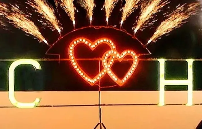 Огненный фейерверк горящие сердца — Санкт-Петербург Наземный салют в форме горящего сердца – это незабываемое шоу, которое создает самые яркие эмоции у молодоженов и приглашенных зрителей, гостей свадебного торжества. Современные пиротехнические изделия профессионального типа позволяют организовать захватывающие фейерверк шоу во главе с искристыми фонтанами в форме горящего сердца, букв, слов, цифр. Горящие салюты - сердца подчеркнут тематику свадебного торжества и помогут выделить главные моменты свадьбы — Санкт-Петербург организация и проведение фейерверк шоу от магазина пиротехники  — Санкт-Петербург